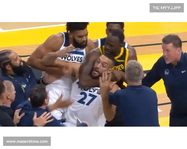 NBA官方宣布:格林踩踏小萨博尼斯胸口,禁赛一场 NBA官方宣布:格林踩踏小萨博尼斯胸口,禁赛一场